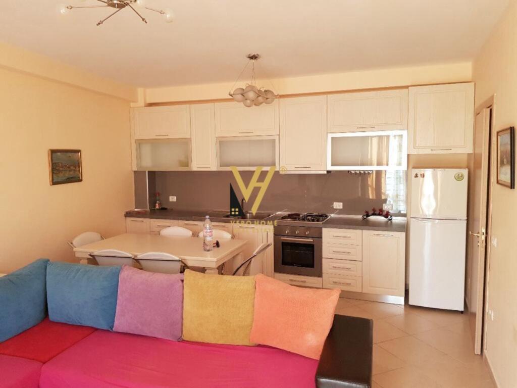 JEPET APARTAMENT 2+1+2 ME QIRA TE RRUGA E BARRIKADAVE 700 EURO