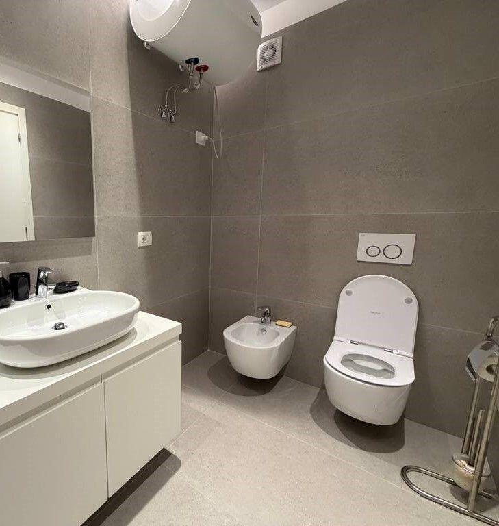 Jepet me qira Apartament 1+1 + post parkimi – tek Rruga e Barrikadave, shumë pranë Qendrës!