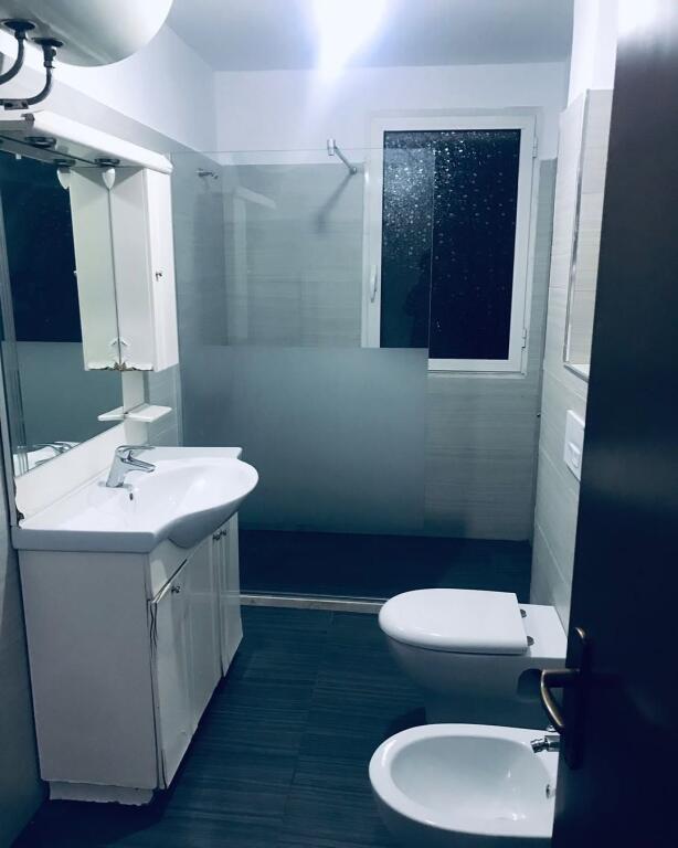 APARTAMENT 2+1 ME QIRA – 21 DHJETORI, RRUGA NDRE MJEDA