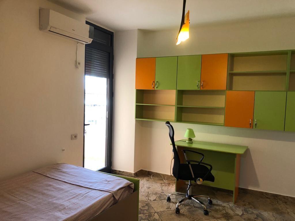 Rruga e Barrikadave jepet me qera apartament 3+1+2 ,i mobiluar.900 Euro
