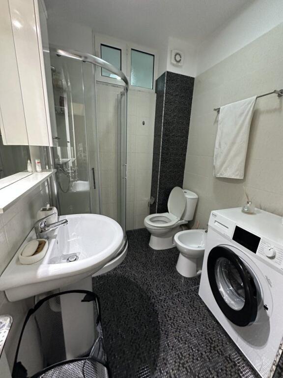 Jepet me qera apartament 2+1 te LIQENI I THATE , KOMPLEKSI BORA