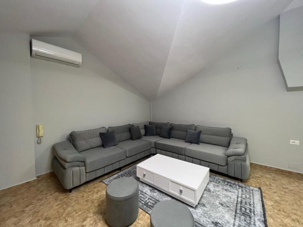 📣 AFFITTO SUPER Appartamento 2+1 Con Balcone 📍 Ex Parco Autobus, Vicino alla Scuola "Albanet" ✨ 🏢 Edificio Privato 💶 Prezzo 750 Euro