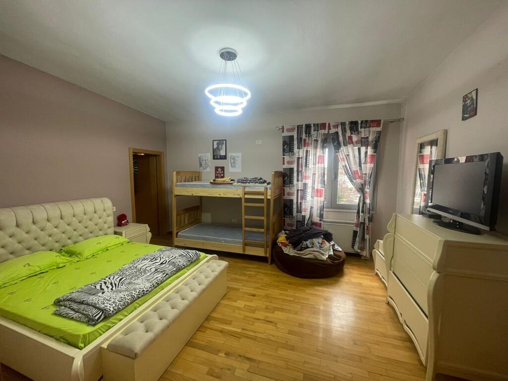 🏡 Vilë me qira dy-katëshe – Bulevardi i Ri💶 Çmimi: 1.000 € / muaj