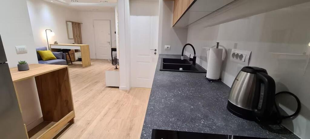 Qera, Apartament 1+1. Komuna e Parisit, Tiranë