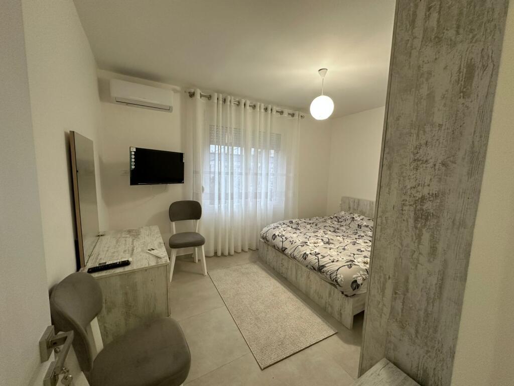 JEPET ME QIRA APARTAMENT 2+1 – SHKOLLA “SIRI KODRA”  Jepet me qira apartament 2+1 i mobiluar, 📍selvija prane  Shkolles  Siri Kodra, 🏢 kati i 2-të, pallat i mirëmbajtur.  Apartamenti është i organizuar në:  • sallon + kuzhinë  • 2 dhoma gjumi  • 1 tualet  • ballkon  💰 Çmimi: 60.000 lekë/muaj  📞 