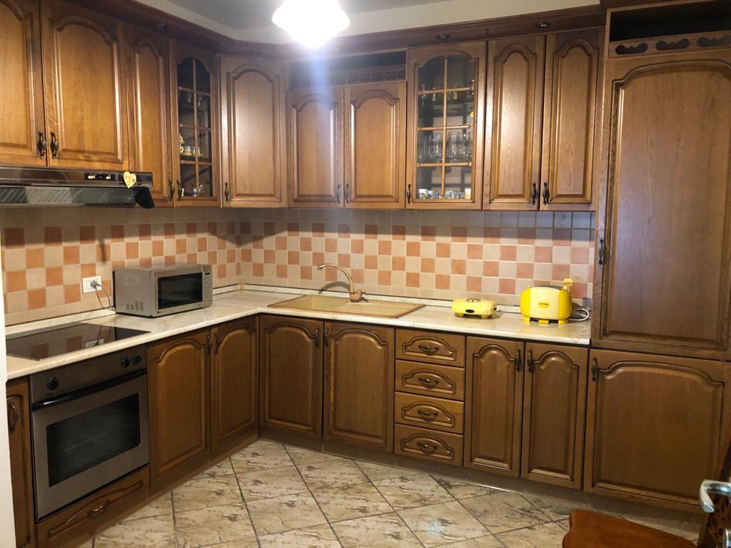 Rruga e Barrikadave jepet me qera apartament 3+1+2 ,i mobiluar.900 Euro