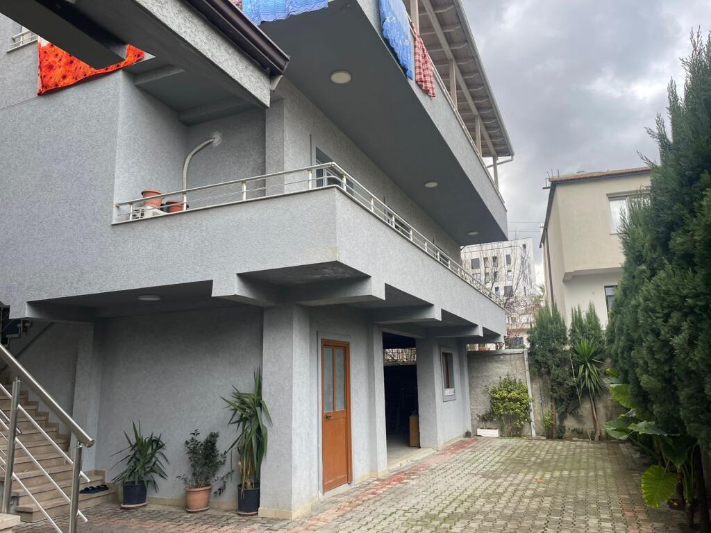 🏡 Vilë me qira dy-katëshe – Bulevardi i Ri💶 Çmimi: 1.000 € / muaj