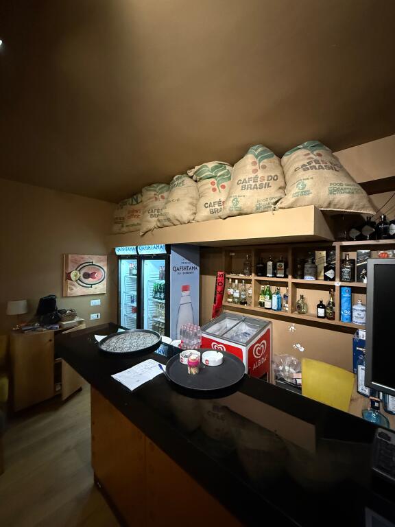 Vicino al Comune di Parigi, Vendesi Locale Commerciale con Veranda &amp; Vicino alla Strada Principale!