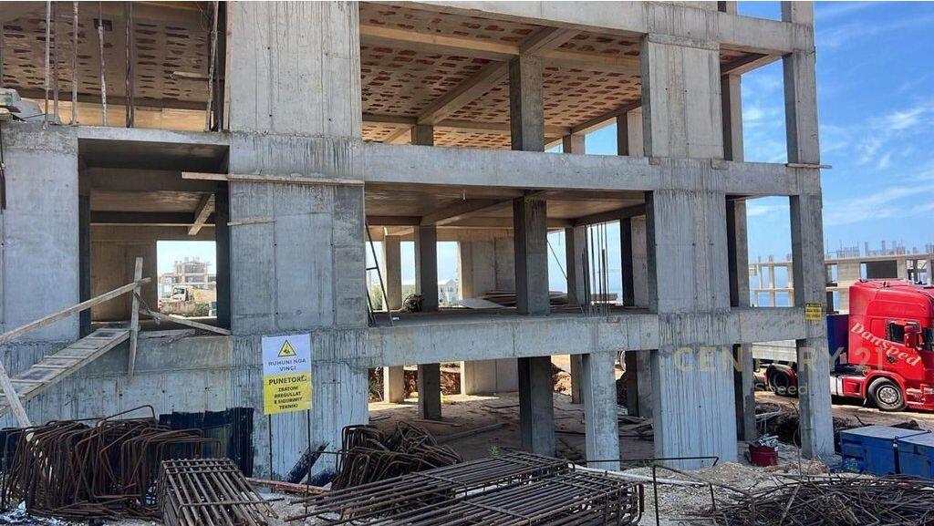 Appartamento 2+1 e posto auto in vendita a Dhërmi, Vlora nel complesso Square Village!!