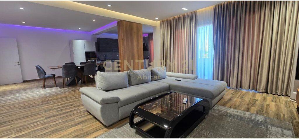 Jepet me qira Apartament 3+1+3  + 2 poste parkimi –  shumë pranë Kompleksit Delijorgji, përballë Spitalit Amerikan 3!
