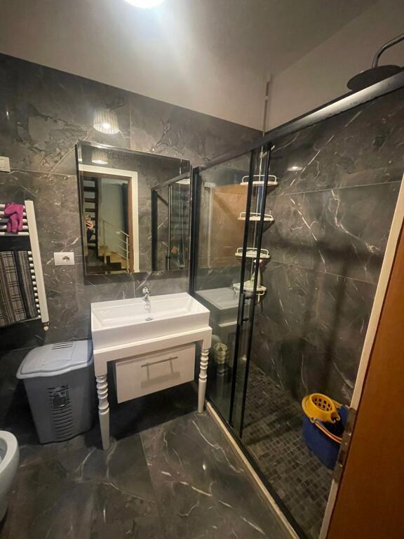 🏡 Vilë me qira dy-katëshe – Bulevardi i Ri💶 Çmimi: 1.000 € / muaj