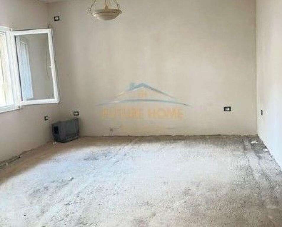 Qira, Godine 3 Kateshe+POSTE PARKIMI,Rruga e Kavajes.