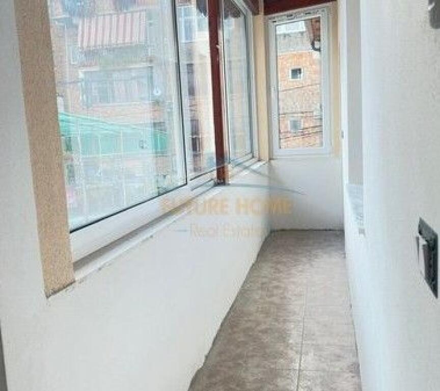 Qira, Godine 3 Kateshe+POSTE PARKIMI,Rruga e Kavajes.