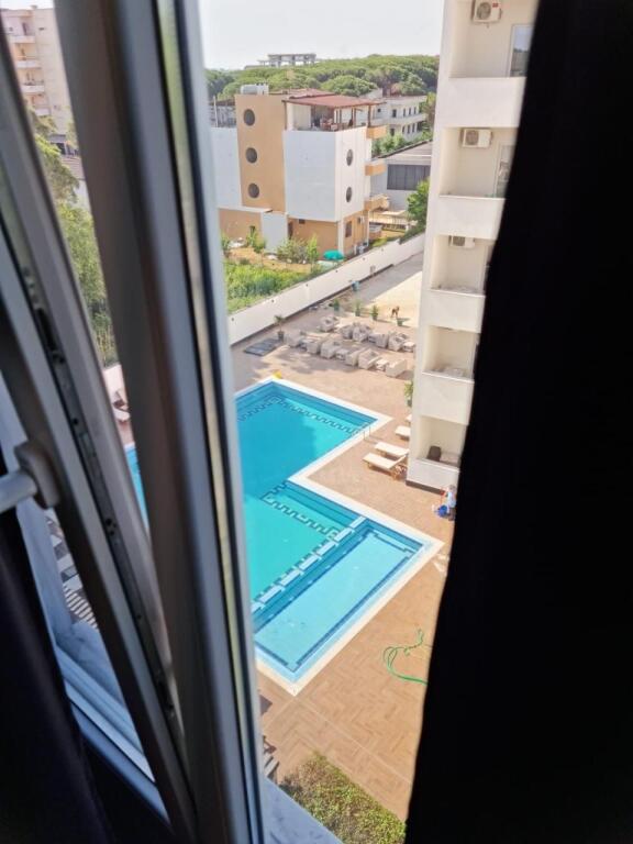 Shitet Penthouse Ne Golem