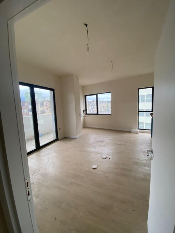 UFFICIO IN AFFITTO 115 M2 VASIL SHANTO 110.000 LEKE