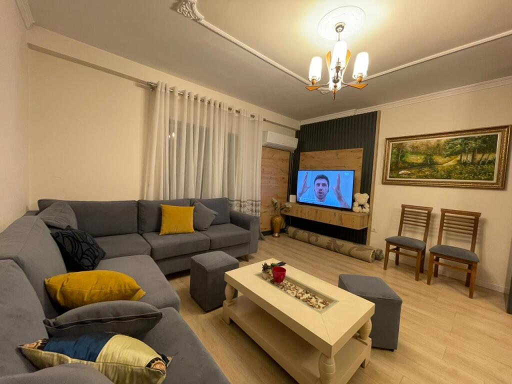Apartament 2+1 per qira tek Komuna e Parisit.