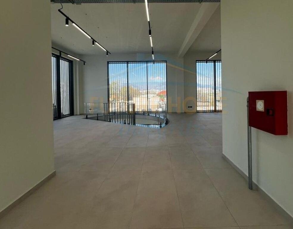Qera, Godinë Biznesi Multifunksionale, Mëzez, Tiranë