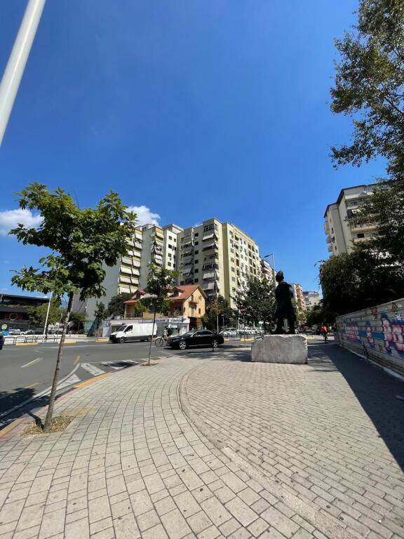 🏢 Locale Commerciale in Vendita – Comune di Parigi, Tirana