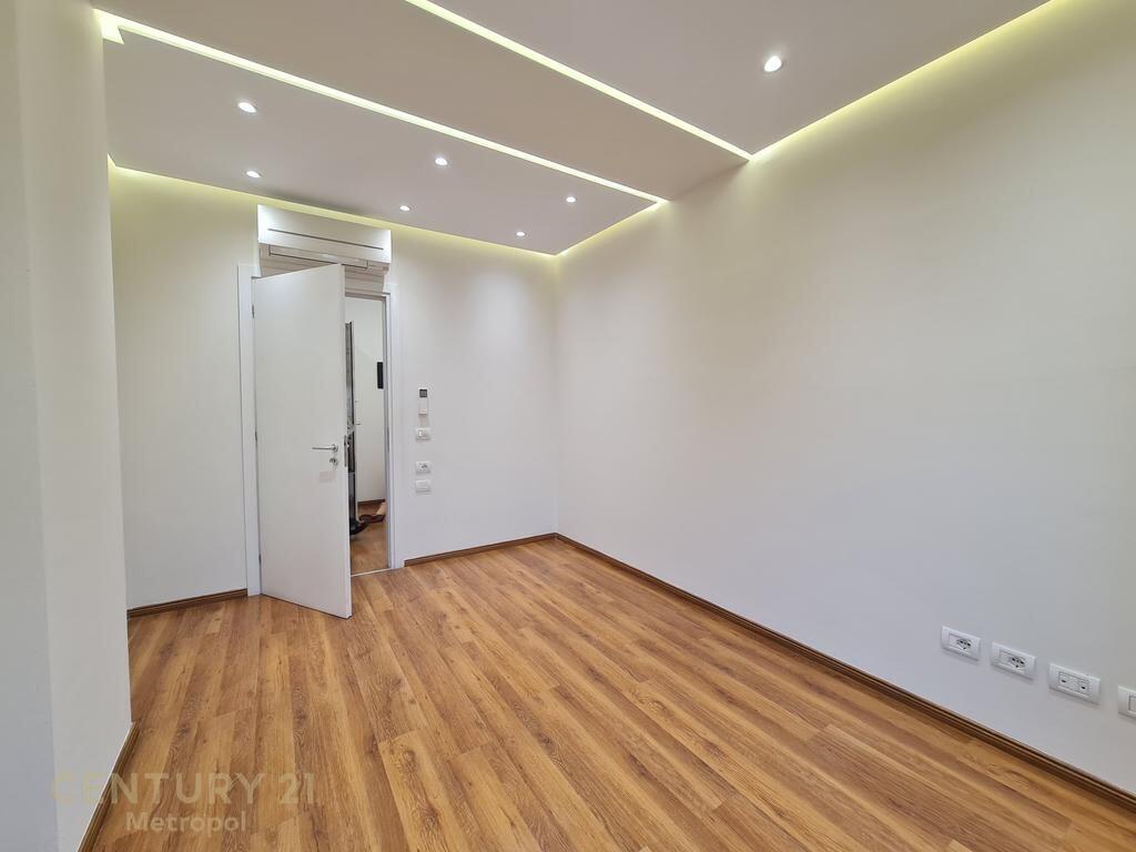 Appartamento 3+1+2 in vendita a Zogu i Zi, strada principale