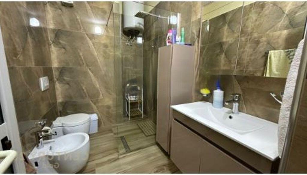 APPARTAMENTO GRANDE 2+1+2 + 2 BALCONI VICINO ALL'EX ULTIMA STAZIONE DELLA NUOVA TIRANA! 270.000 €