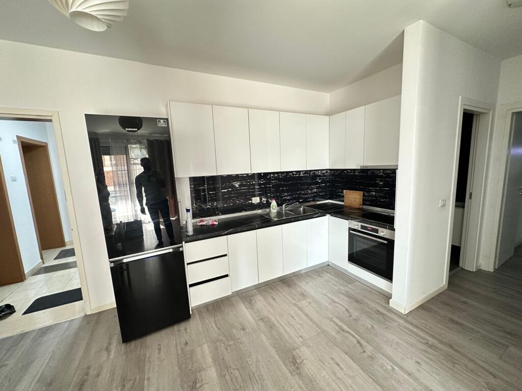 🏡 Appartamento 2+1+2 in affitto 📍 Complesso Fiori di Bosco, Tirana 🏢 5° piano, edificio nuovo con 2 ascensori 🛋️ Organizzazione funzionale e ambienti confortevoli  💶 Prezzo: 650 € / mese  📞