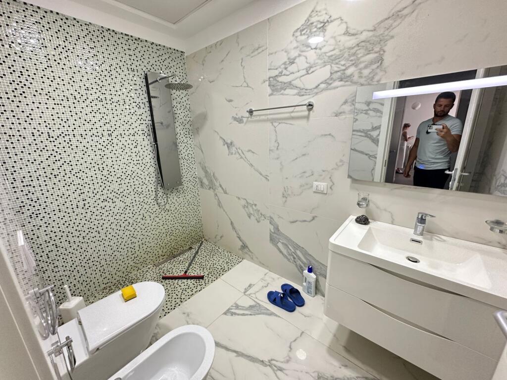 🏡 Appartamento 2+1+2 in affitto 📍 Complesso Fiori di Bosco, Tirana 🏢 5° piano, edificio nuovo con 2 ascensori 🛋️ Organizzazione funzionale e ambienti confortevoli  💶 Prezzo: 650 € / mese  📞