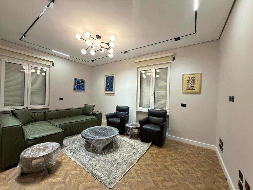 Jepet me Qira Apartament Modern 1+1 me Kuzhinë të Veçuar –  Shallvaret   
