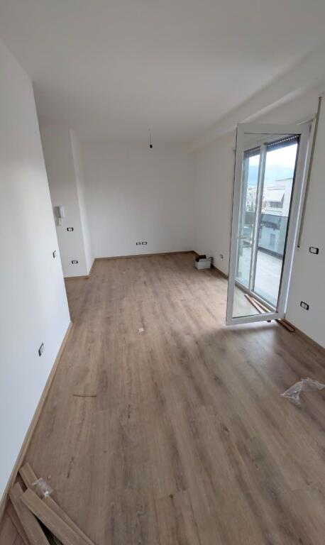 Shitet Apartament 2+1+2 gati për banim mbas Vizion PLUS.