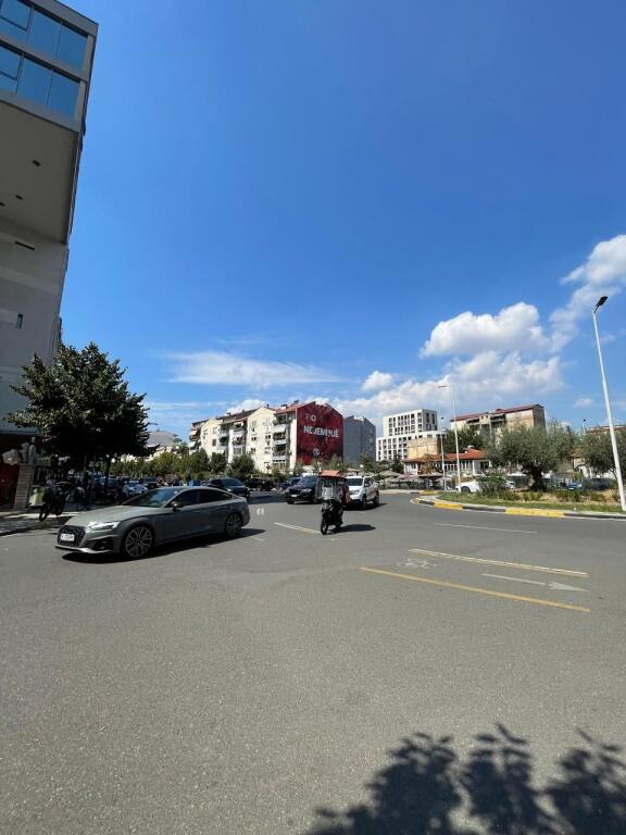 🏢 Locale Commerciale in Vendita – Comune di Parigi, Tirana