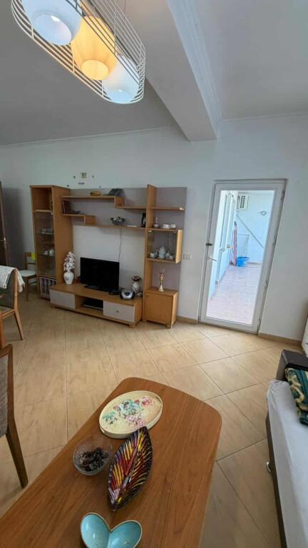 Jepet me Qira Apartament 2+1 Pallatet Çabej, Misto Mame.
