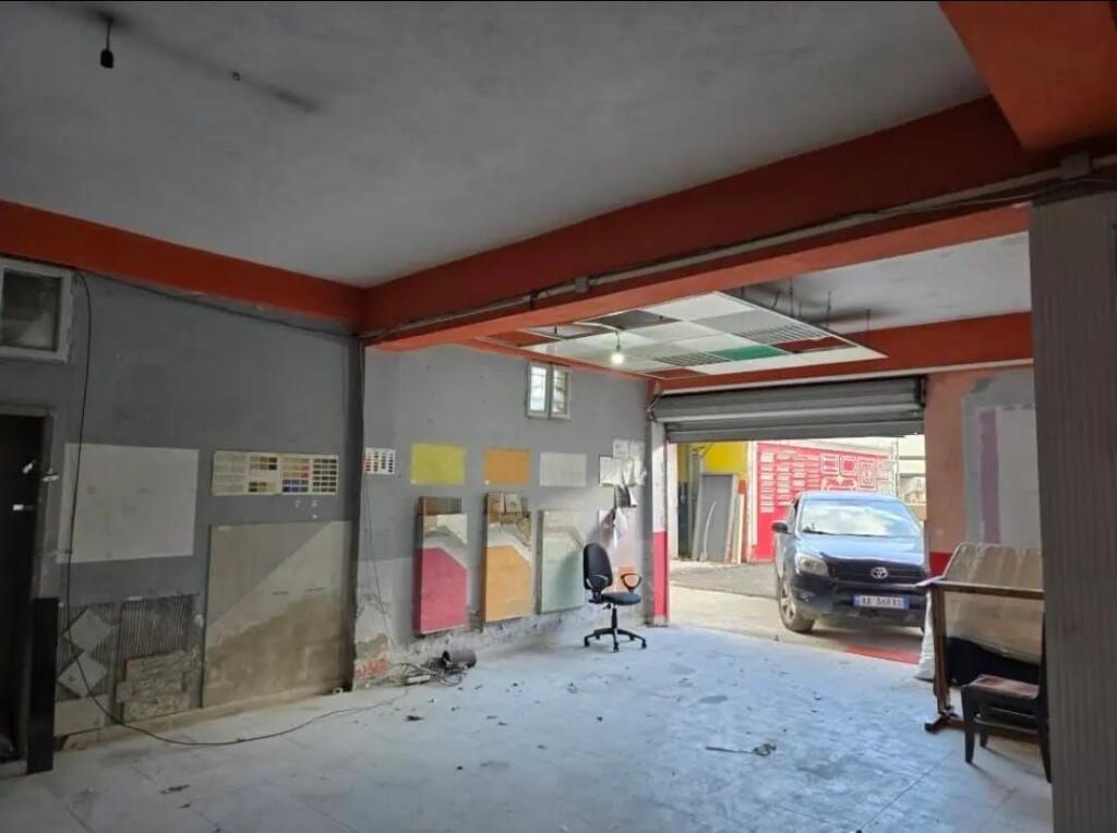 WAREHOUSE FOR RENT 230 M2 BUILDING WITH ARROW 1800 EURO
