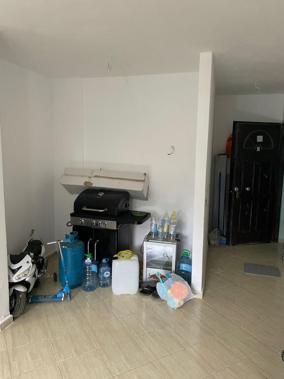 Vendesi in vendita 1+1 – Shkëmbi i Kavajës, a soli 100 m dal mare!