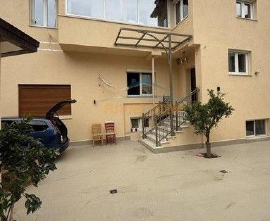 Qira, Godine 3 Kateshe+POSTE PARKIMI,Rruga e Kavajes.