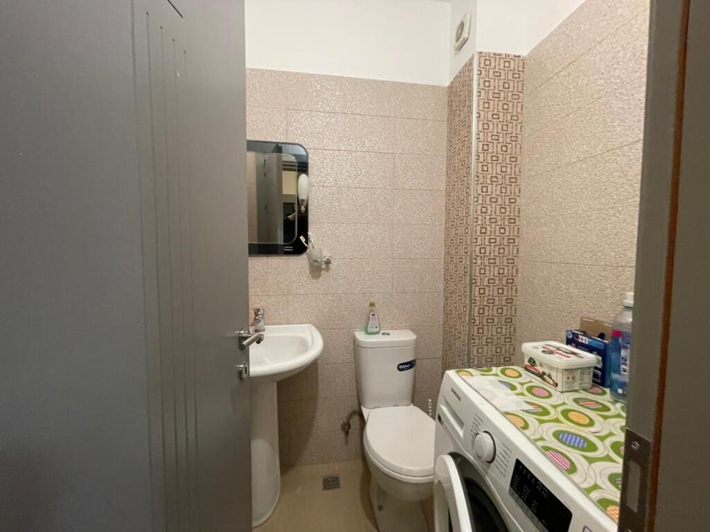Apartament 2+1 per qira tek Komuna e Parisit.