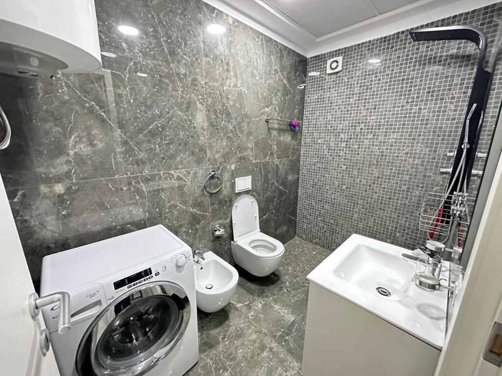 🏡 Appartamento 2+1+2 in affitto 📍 Complesso Fiori di Bosco, Tirana 🏢 5° piano, edificio nuovo con 2 ascensori 🛋️ Organizzazione funzionale e ambienti confortevoli  💶 Prezzo: 650 € / mese  📞