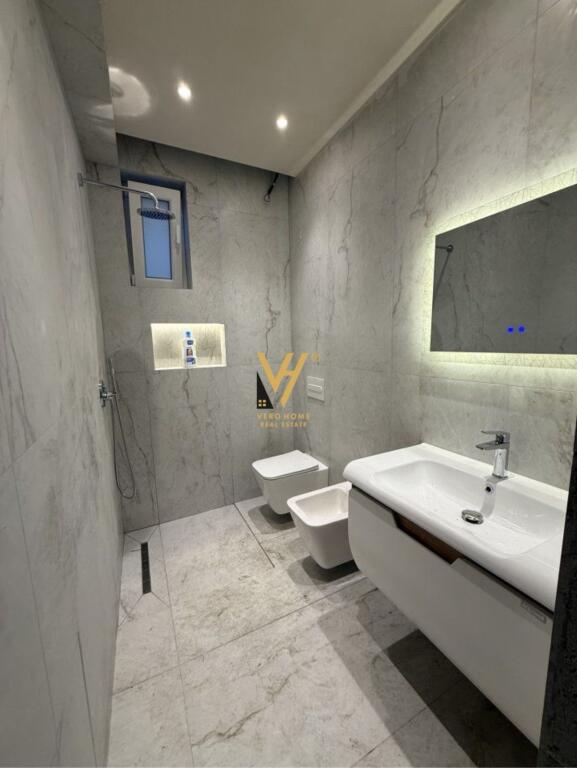 JEPET GODINE BIZNESI 440 M2 TE RRUGA NAIM FRASHERI  200.000 LEKE