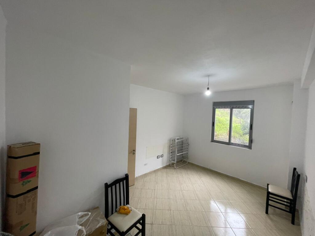 Vendesi in vendita 1+1 – Shkëmbi i Kavajës, a soli 100 m dal mare!