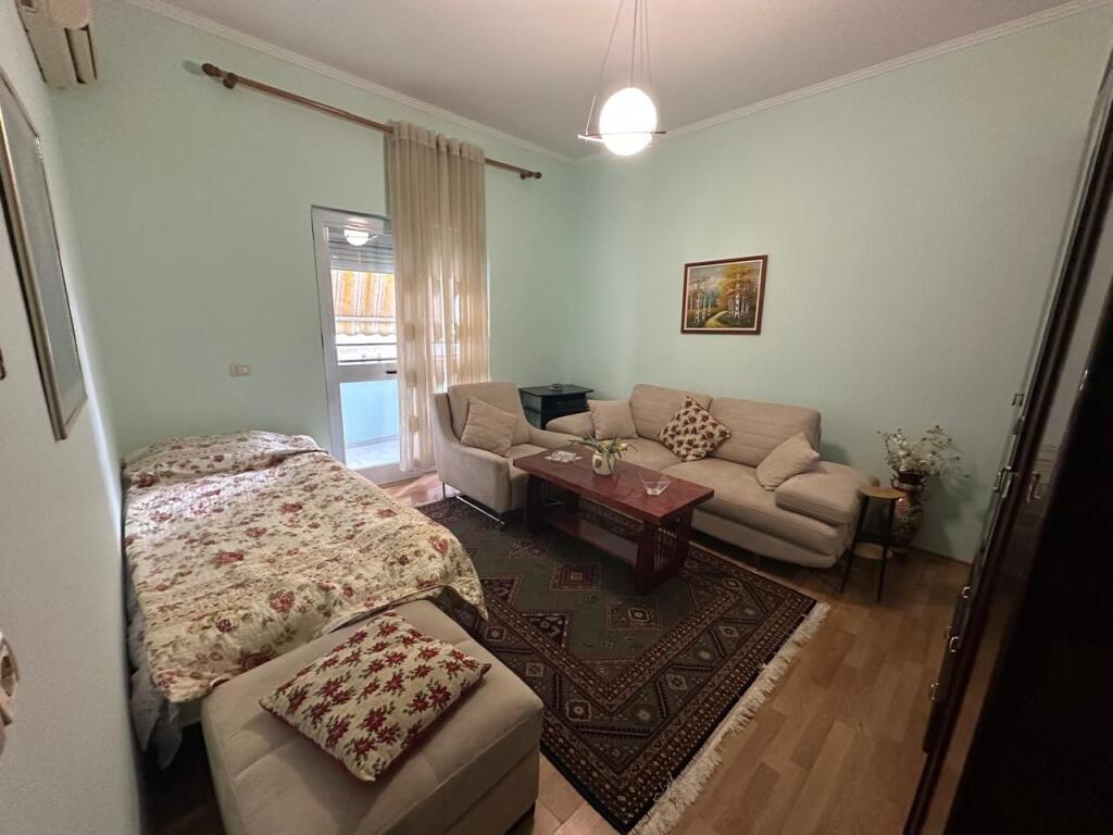 🏠Via Bardhyl, secondo piano di una villa 3+1+2, arredata, in affitto. 700 Euro    