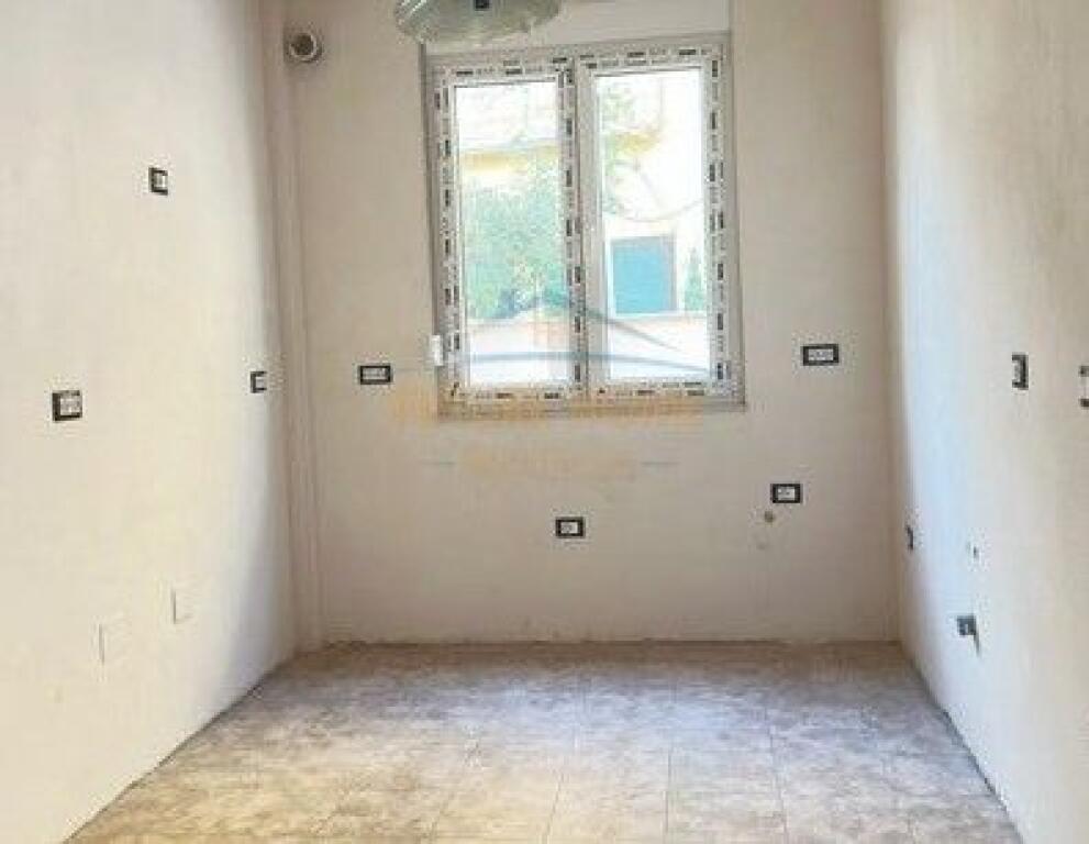 Qira, Godine 3 Kateshe+POSTE PARKIMI,Rruga e Kavajes.