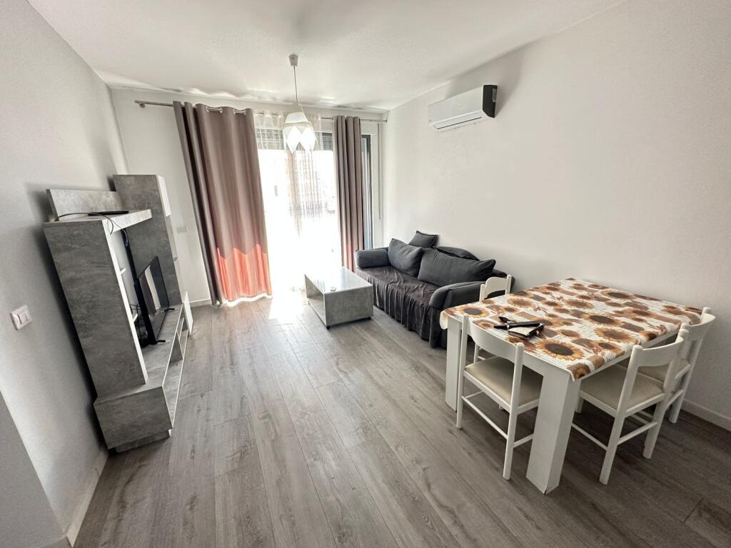 🏡 Appartamento 2+1+2 in affitto 📍 Complesso Fiori di Bosco, Tirana 🏢 5° piano, edificio nuovo con 2 ascensori 🛋️ Organizzazione funzionale e ambienti confortevoli  💶 Prezzo: 650 € / mese  📞