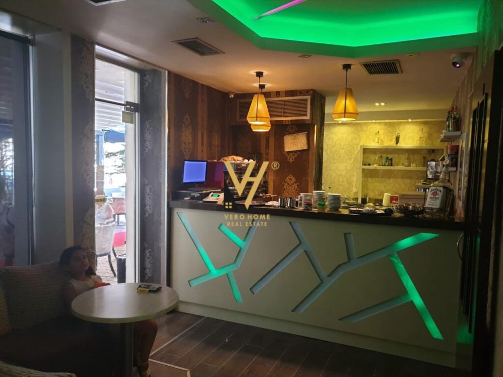 VENDESI COMMERCIALE IN VENDITA 92 M2 A 21 DICEMBRE 400.000 EURO