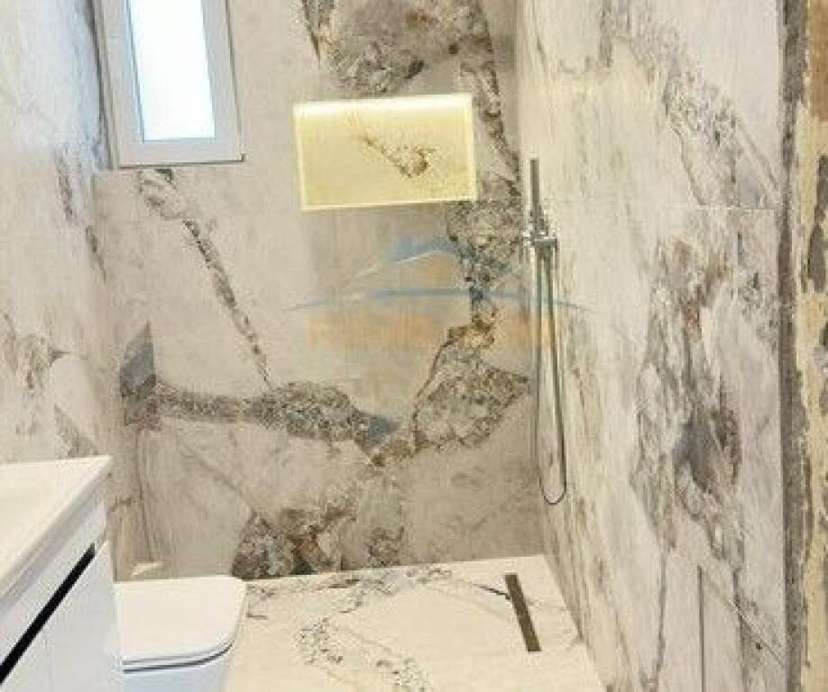 Qira, Godine 3 Kateshe+POSTE PARKIMI,Rruga e Kavajes.