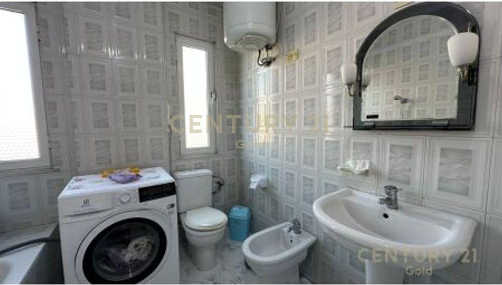 Apartament i Bollshëm 2+1+2 me 2 Ballkone – Ish Stacioni i Fundit, Tirana e Re