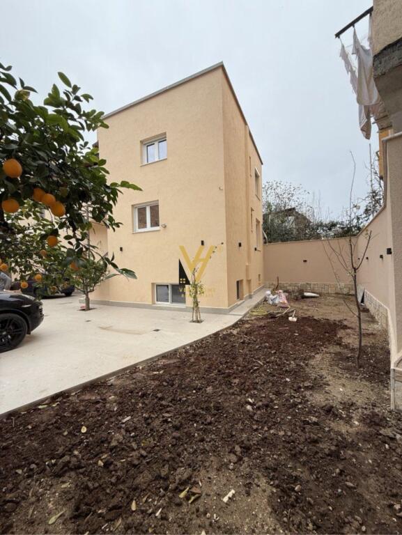 JEPET GODINE BIZNESI 440 M2 TE RRUGA NAIM FRASHERI  200.000 LEKE