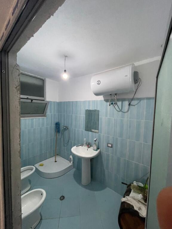 Vendesi in vendita 1+1 – Shkëmbi i Kavajës, a soli 100 m dal mare!