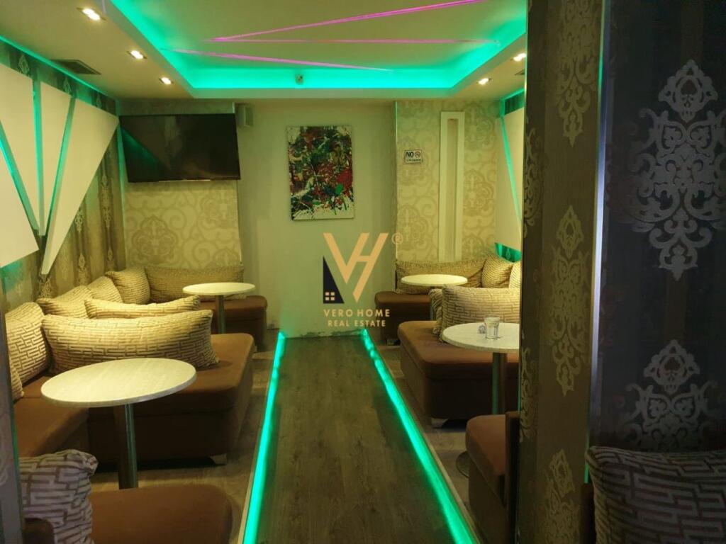 VENDESI COMMERCIALE IN VENDITA 92 M2 A 21 DICEMBRE 400.000 EURO
