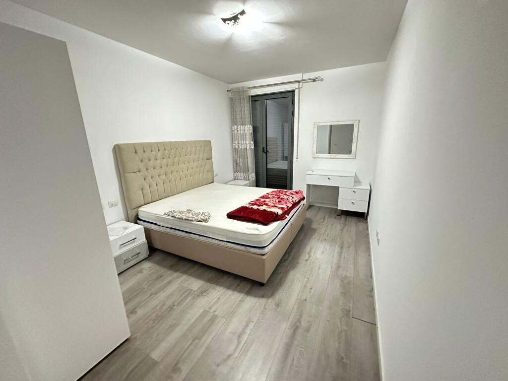 🏡 Appartamento 2+1+2 in affitto 📍 Complesso Fiori di Bosco, Tirana 🏢 5° piano, edificio nuovo con 2 ascensori 🛋️ Organizzazione funzionale e ambienti confortevoli  💶 Prezzo: 650 € / mese  📞