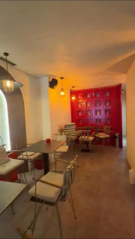 JAPIM AMBJENT BAR KAFE ME QERA NE BLLOK ! 4,500 € /Muaj