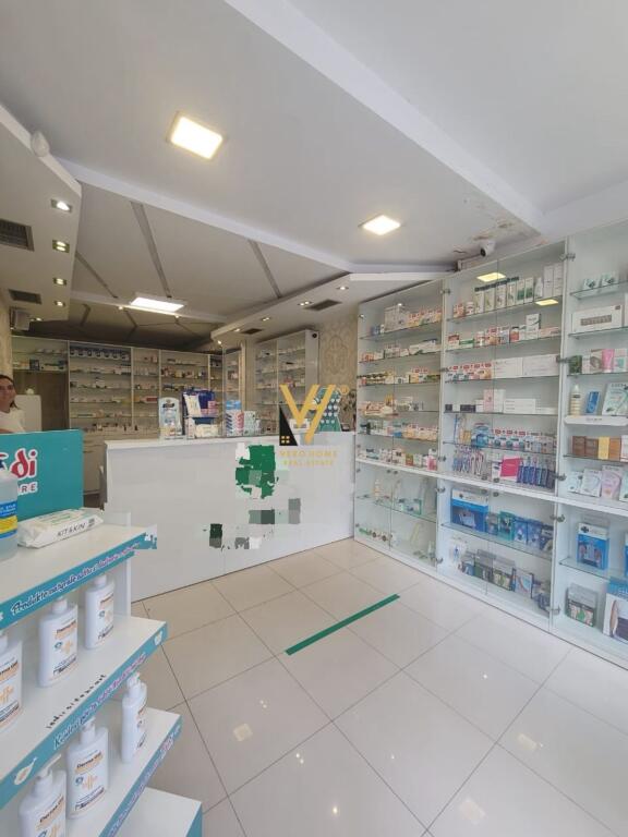 VENDESI COMMERCIALE IN VENDITA 92 M2 A 21 DICEMBRE 400.000 EURO