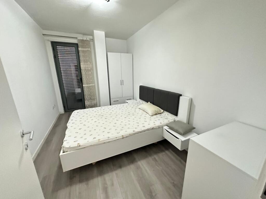🏡 Appartamento 2+1+2 in affitto 📍 Complesso Fiori di Bosco, Tirana 🏢 5° piano, edificio nuovo con 2 ascensori 🛋️ Organizzazione funzionale e ambienti confortevoli  💶 Prezzo: 650 € / mese  📞